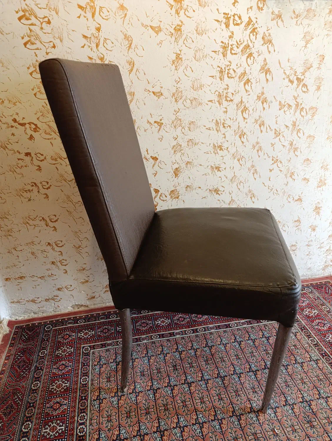 یک عدد صندلی چرم|صندلی و نیمکت|مشهد, سرافرازان|دیوار