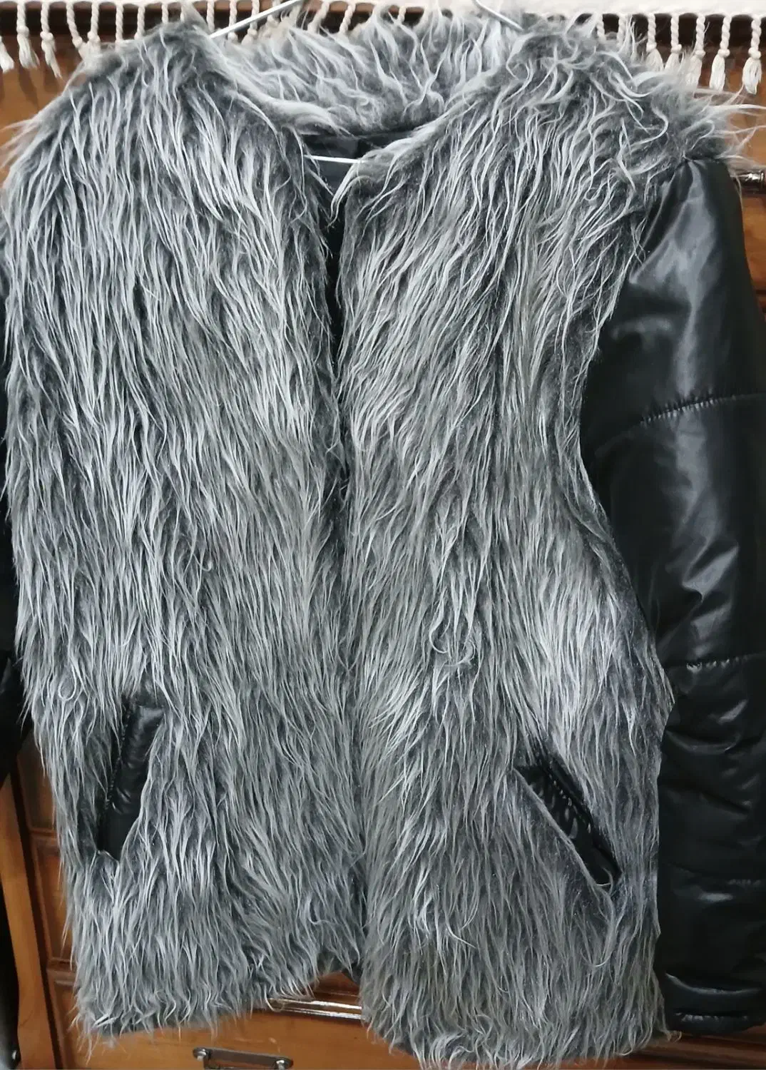 کاپشن|لباس|قم, باجک دو|دیوار