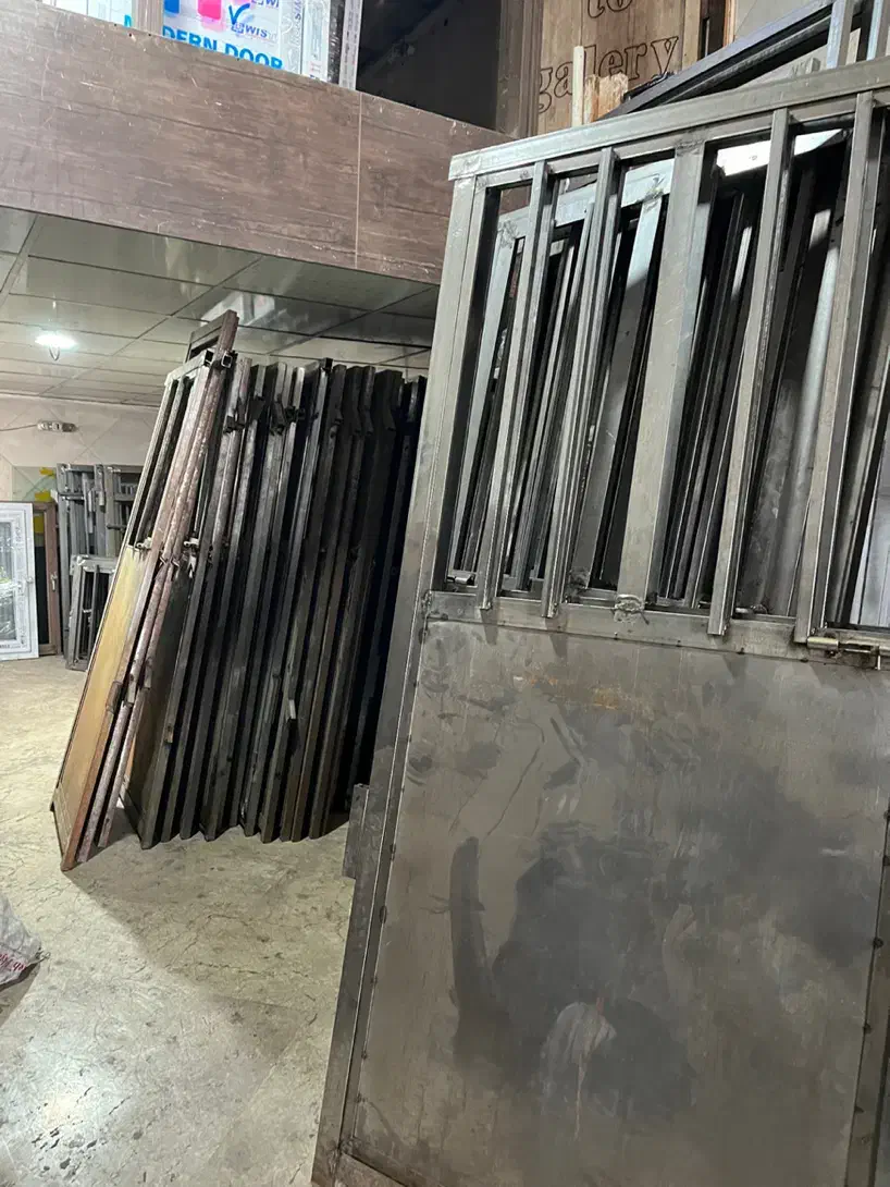 درب و پنجره آهنی انباری خرپشته در اتاق آسانسور سبک|مصالح و تجهیزات ساختمان|تهران, شهرک ابوذر|دیوار