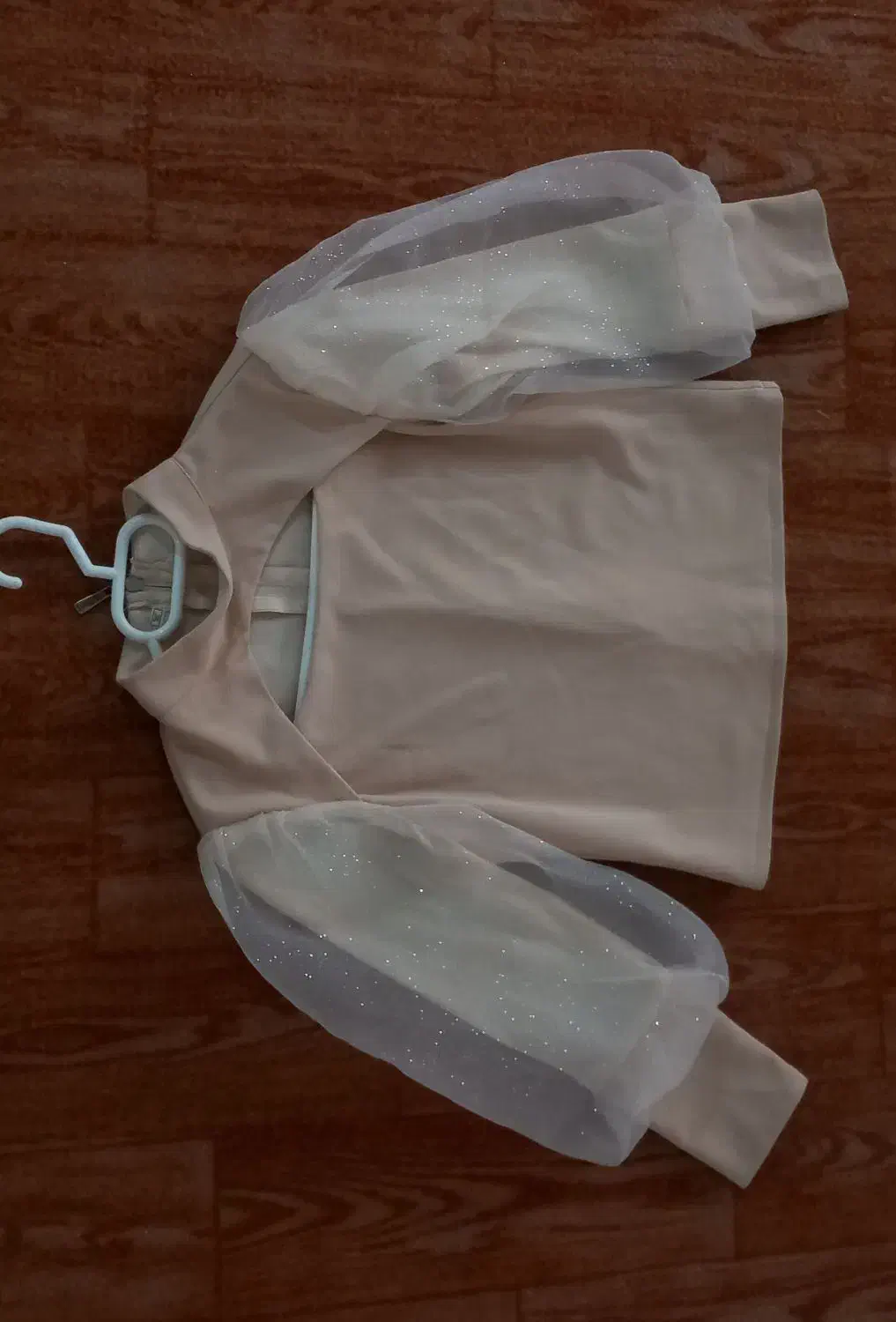 تعدادی لباس|لباس|جهرم, |دیوار