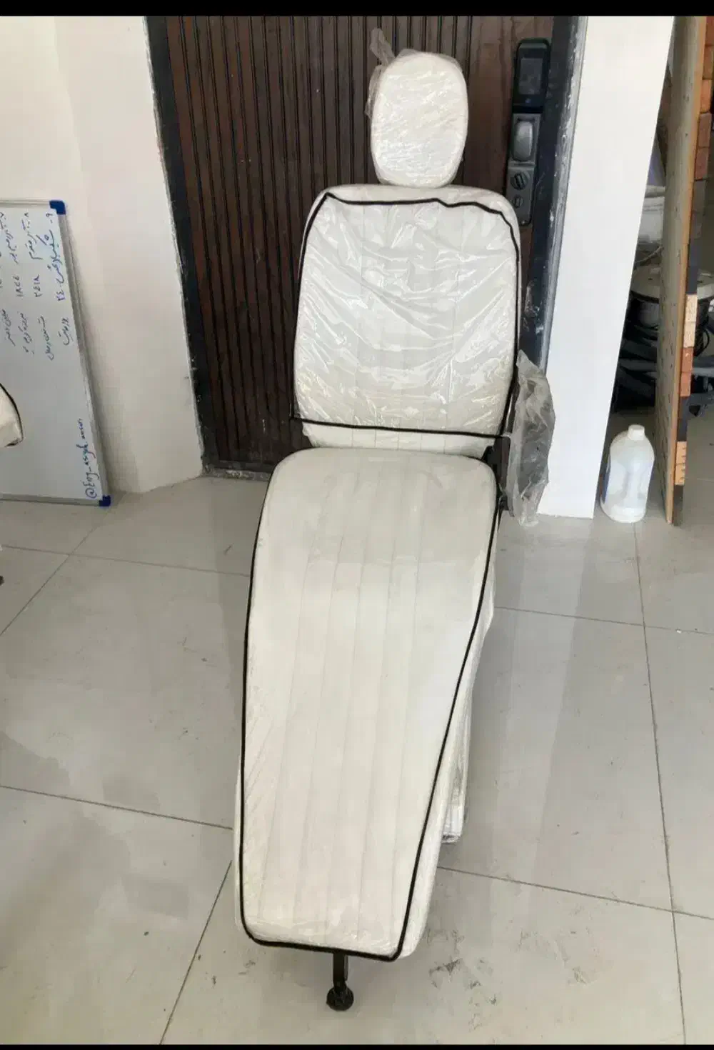 صندلی اصلاح طرح برقی و تخت اپیلاسیون در حد نو|آرایشگاه و سالن‌های زیبایی|بم, |دیوار