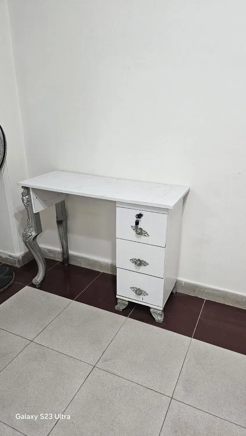 میز ناخن|آرایشگاه و سالن‌های زیبایی|تهران, هفت حوض|دیوار