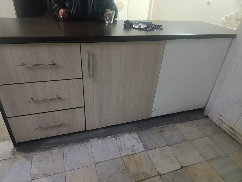 کابینت فلزی تمیز با درب چوبی|مصالح و تجهیزات ساختمان|تهران, صاحب الزمان|دیوار