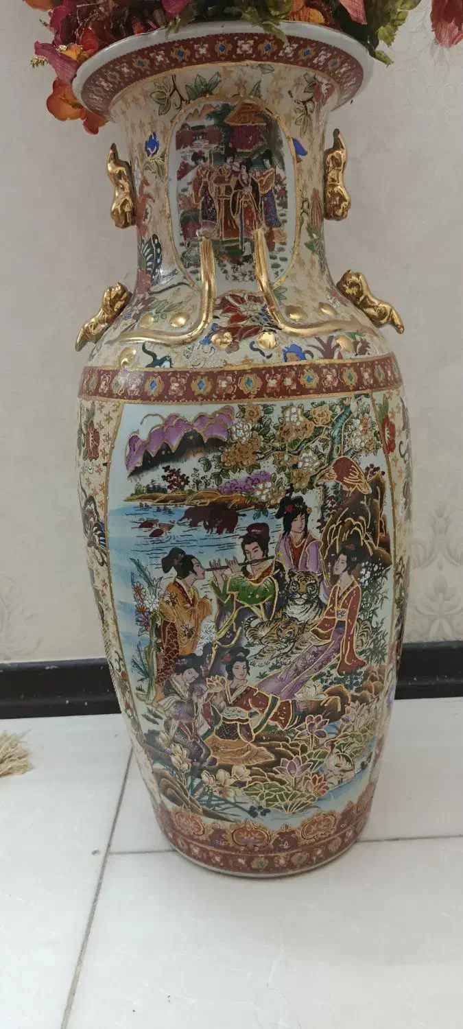 گلدان بلند عتیقه با طرح و نقش قدیمی|کلکسیون اشیاء عتیقه|قم, باجک یک|دیوار