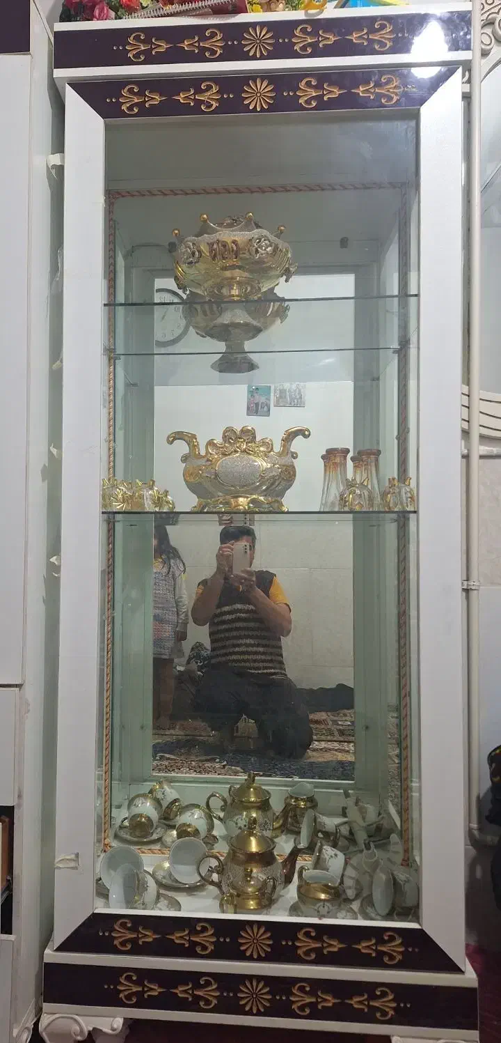 ویترین سفید بنفش سالم دارای 2طبقه|بوفه، ویترین، کنسول|قم, قلعه کامکار|دیوار