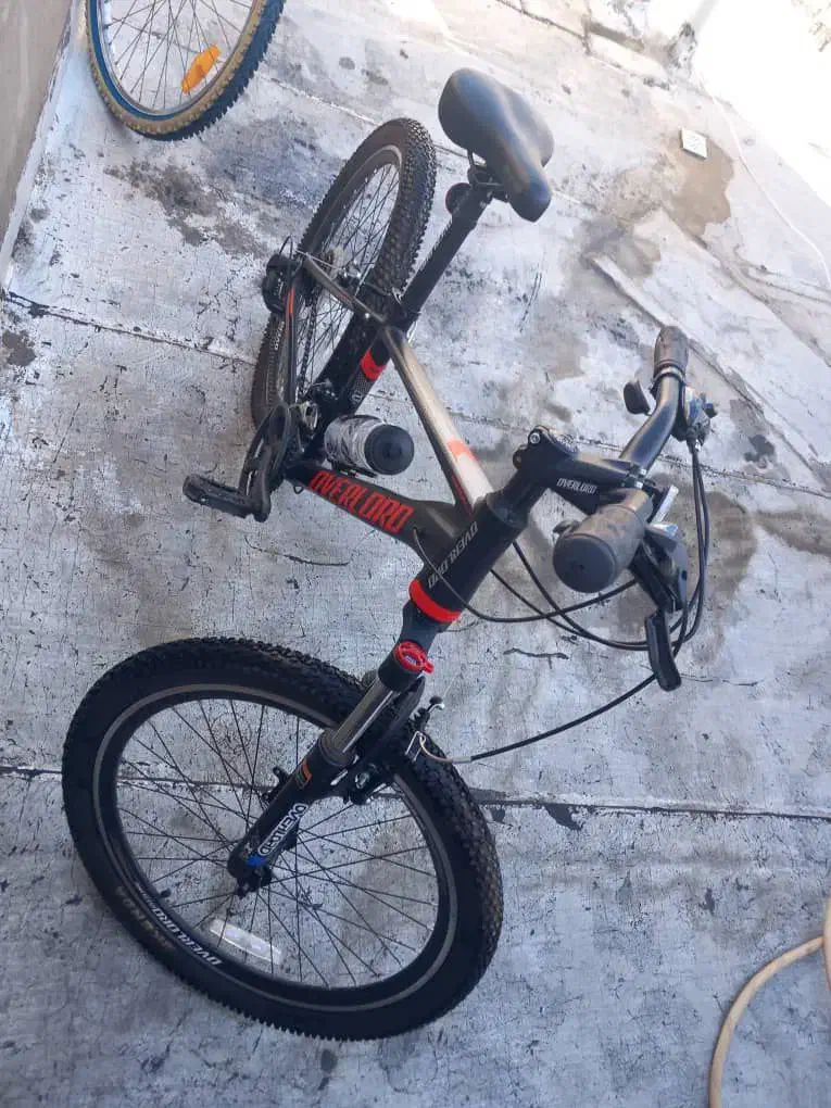 دوچرخه|دوچرخه، اسکیت، اسکوتر|قدس, شهر‌قدس|دیوار