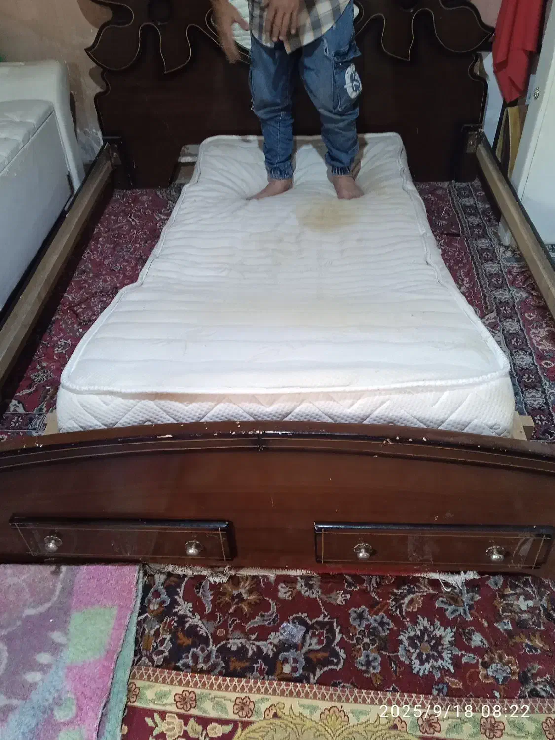 یک عددتختخواب|تشک تختخواب|شیراز, دست خضر|دیوار