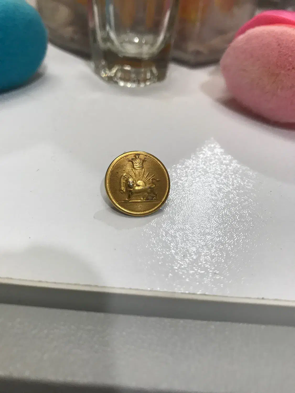 دکمه شیرخورشید قدیمی|کلکسیون اشیاء عتیقه|اصفهان, جلالیه|دیوار