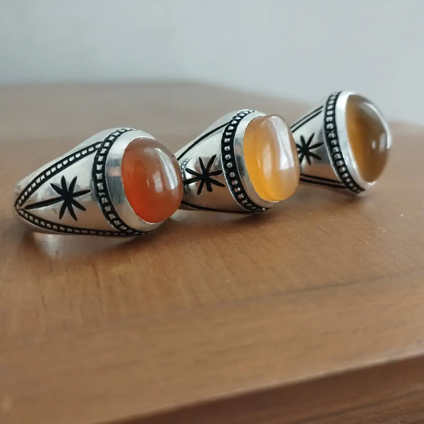 سه عدد عقیق یمنی کهنه استادعطایی|کلکسیون اشیاء عتیقه|فارسان, |دیوار