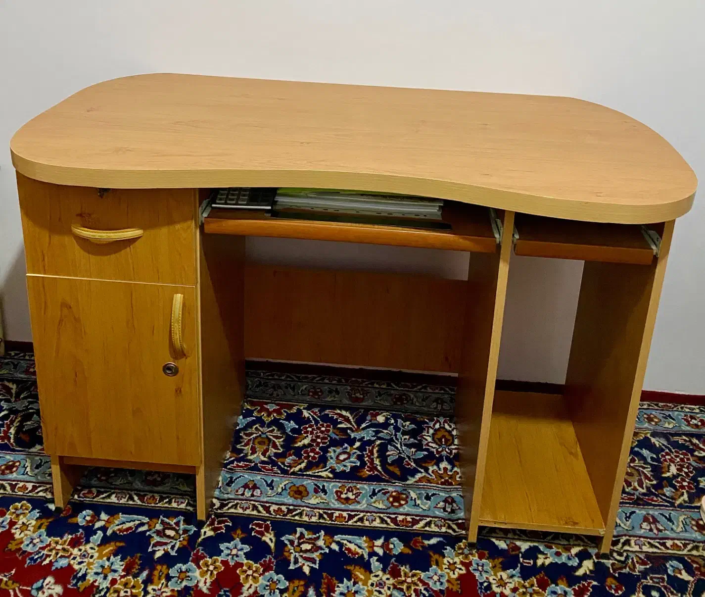 میز کامپیوتر و تحریر به همراه صندلی چرخدار گردان|میز تحریر و کامپیوتر|تربتحیدریه, بوستان باغ ملی|دیوار