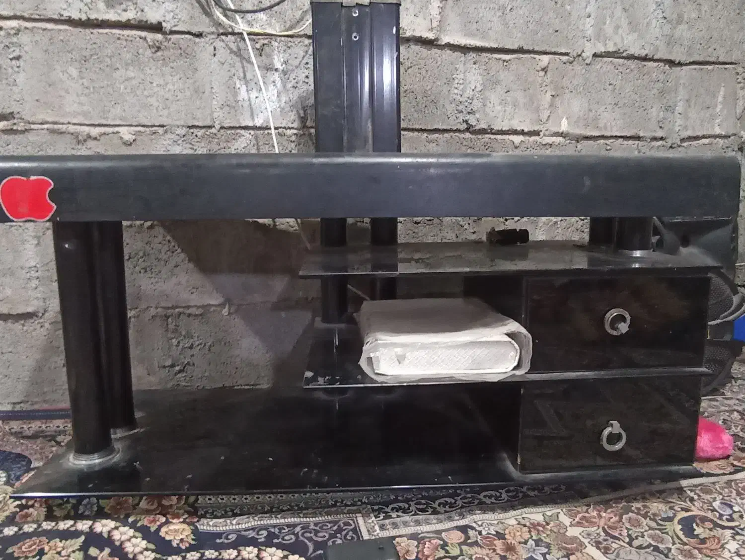 میز تلویزیون شیسه ای ب فروش میرسد قیمت مناسب|میز تلویزیون|میناب, |دیوار