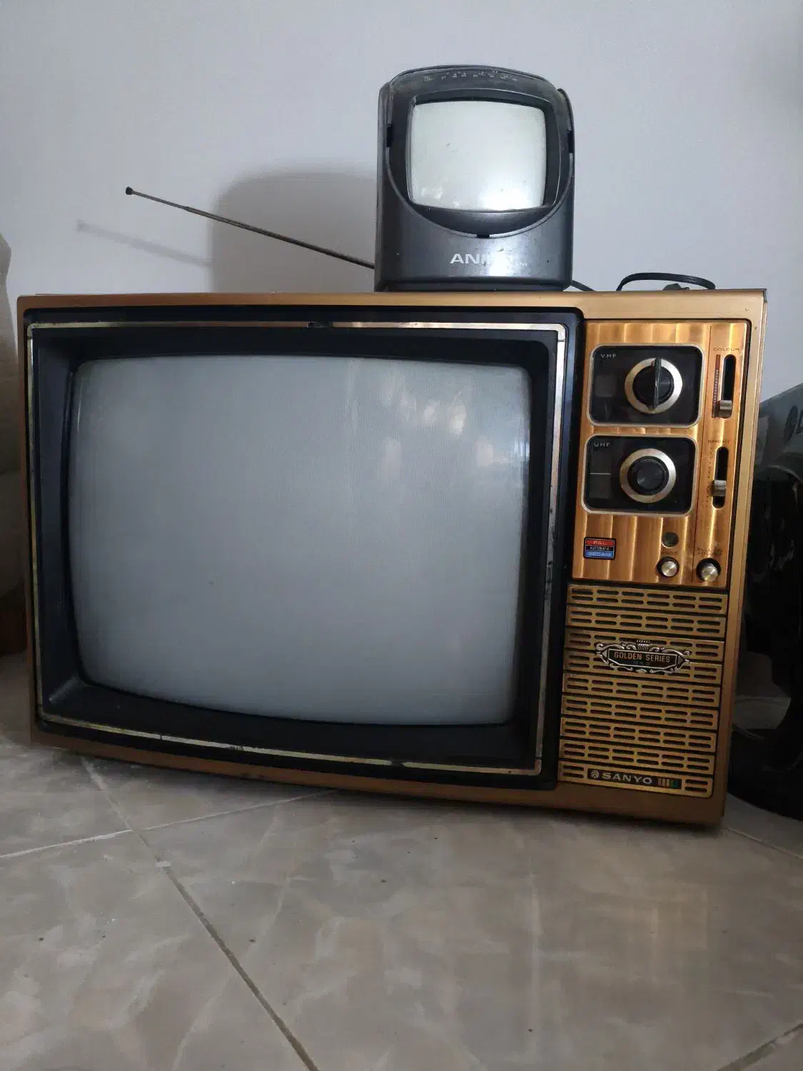 تلویزیون|کلکسیون اشیاء عتیقه|رشت, نخودچر|دیوار