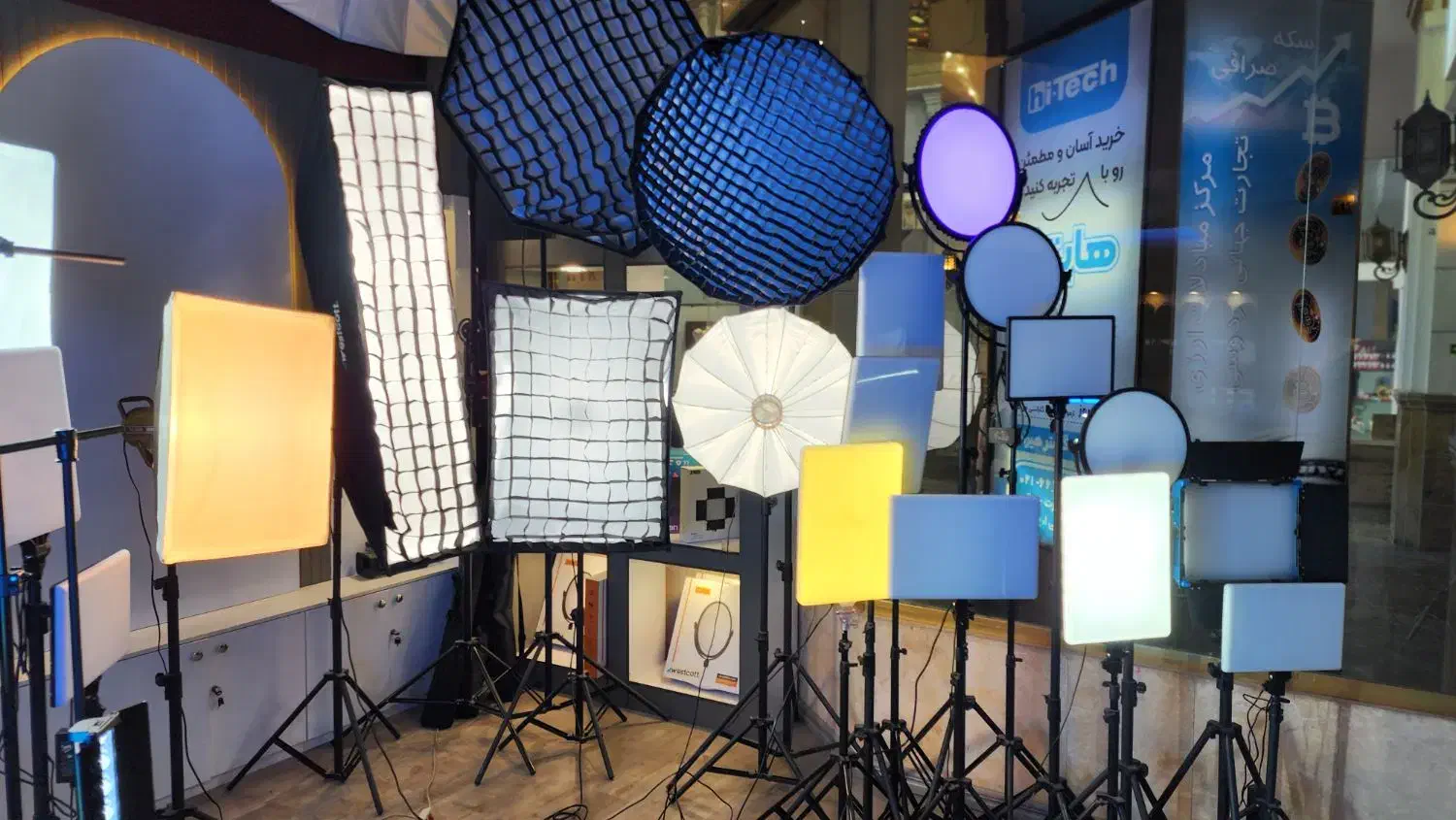 فروش فوق العاده تجهیزات نورپردازی و‌تولید محتوا|دوربین عکاسی و فیلم‌برداری|تهران, فردوسی|دیوار
