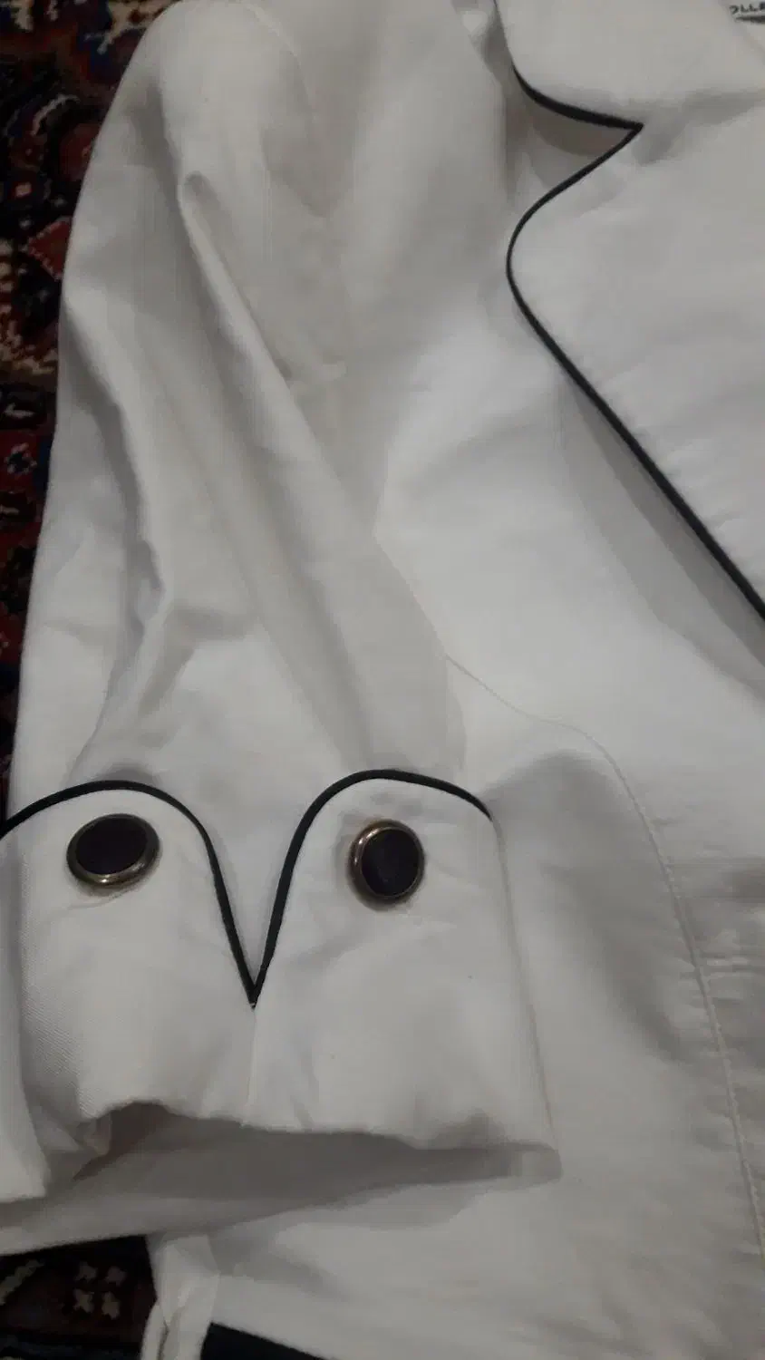 کت شلوار مجلسی و کفش|لباس|اندیشه, اندیشه فاز ۱|دیوار