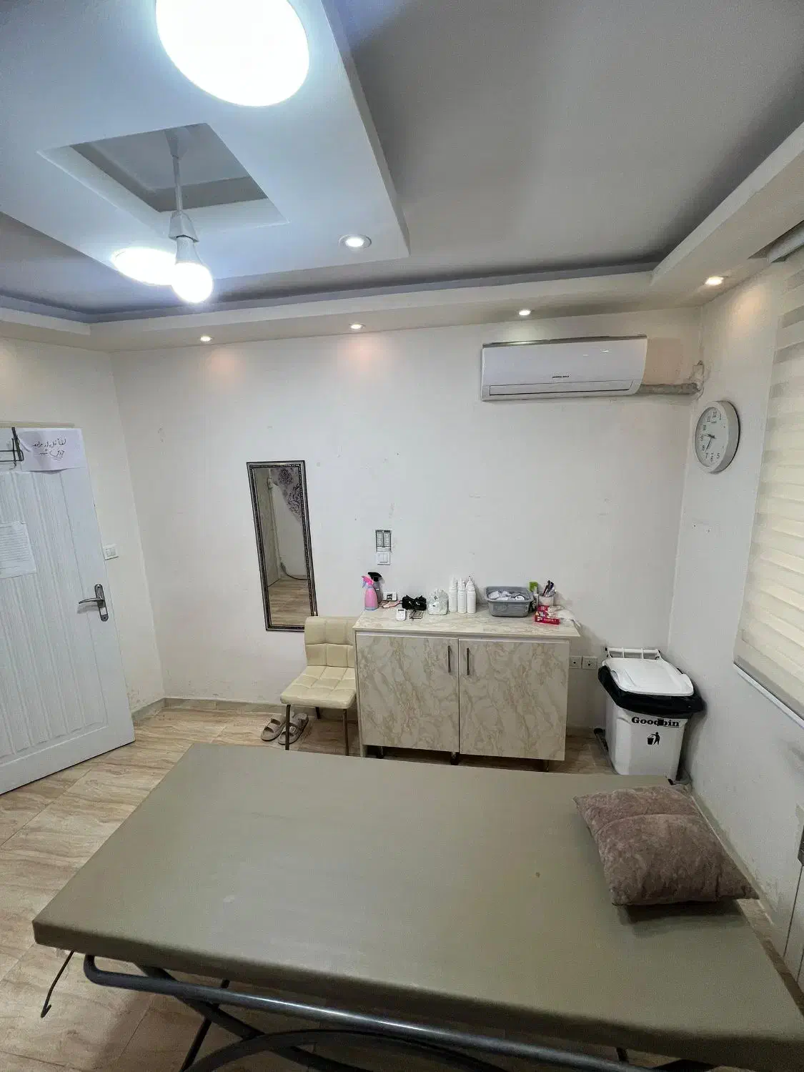 رهن واجاره فوری اطاق درکلینیک زیبایی|اجارهٔ دفتر کار، اتاق اداری، مطب|رشت, کاکتوس|دیوار