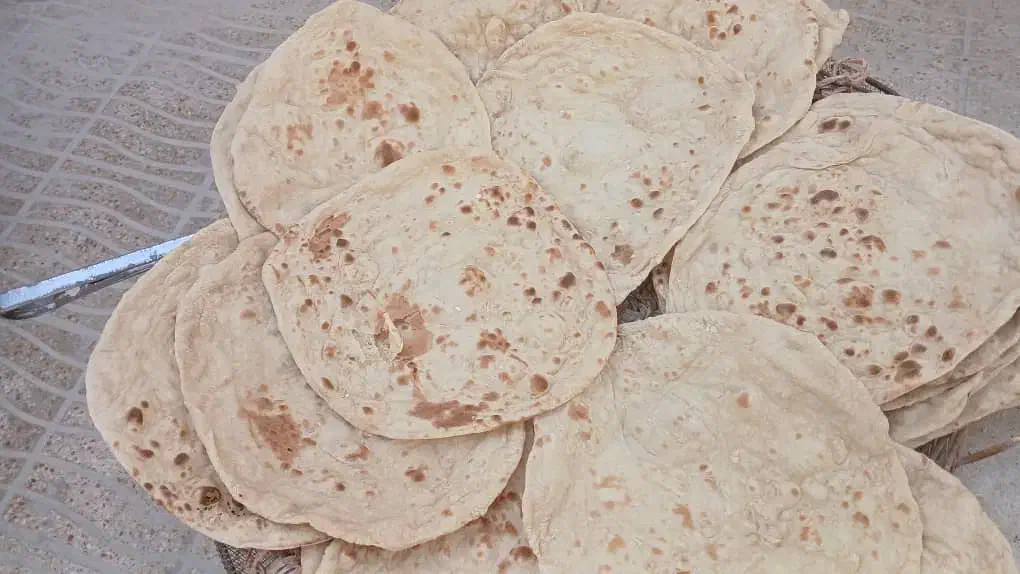 نان تنوری تازه گرم|خوردنی و آشامیدنی|قم, چهار مردان|دیوار