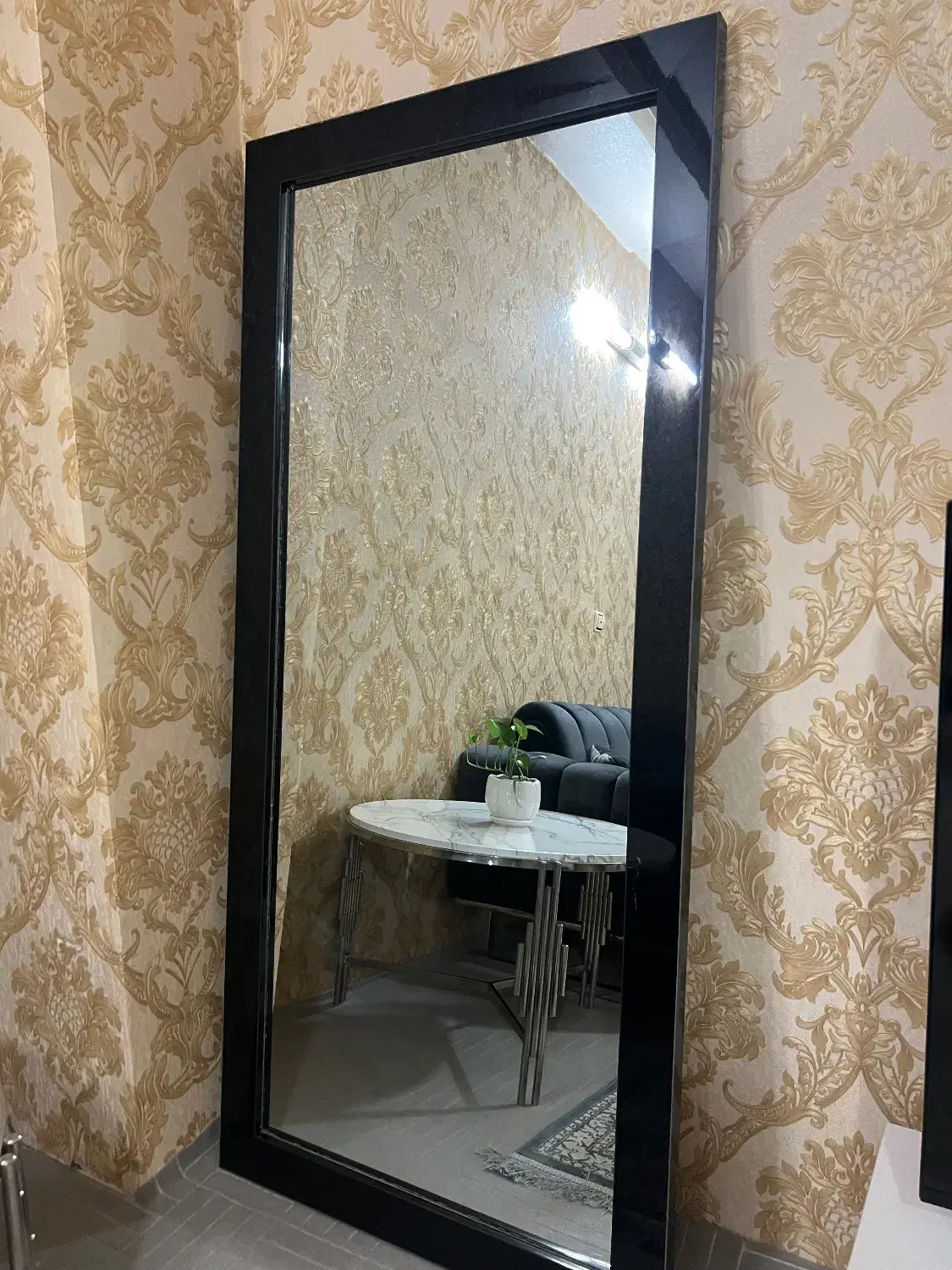 اینه|آینه|بهارستان, |دیوار