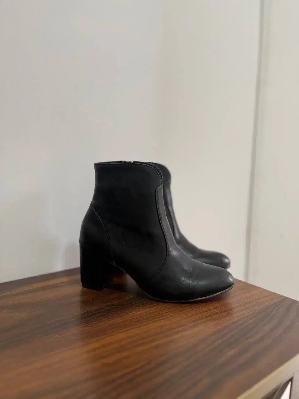 بوت|کیف، کفش، کمربند|سیاهکل, |دیوار