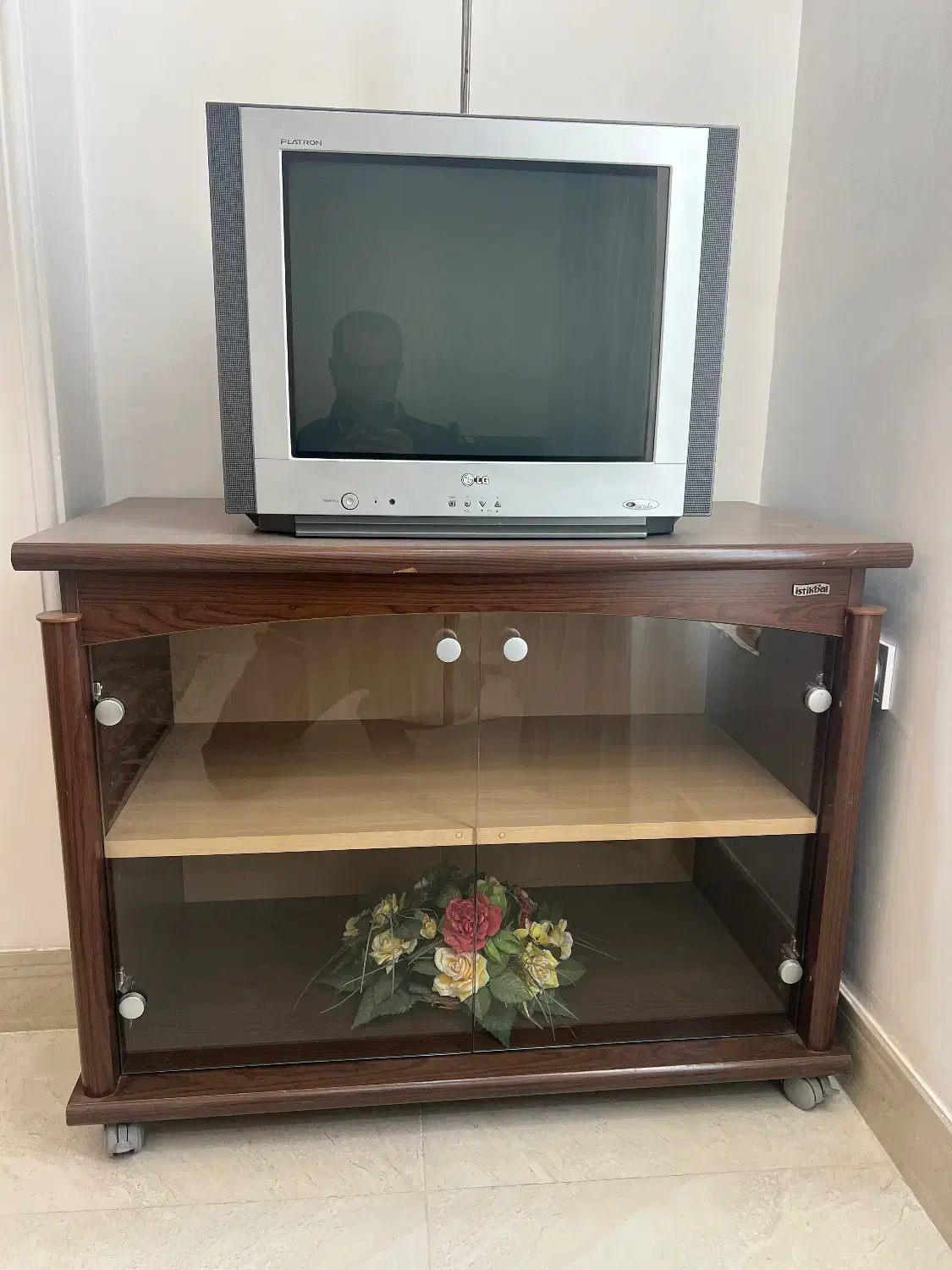 تلویزیون ۲۱ اینچ ال جی با میز تلویزیون|تلویزیون و پروژکتور|ارومیه, |دیوار