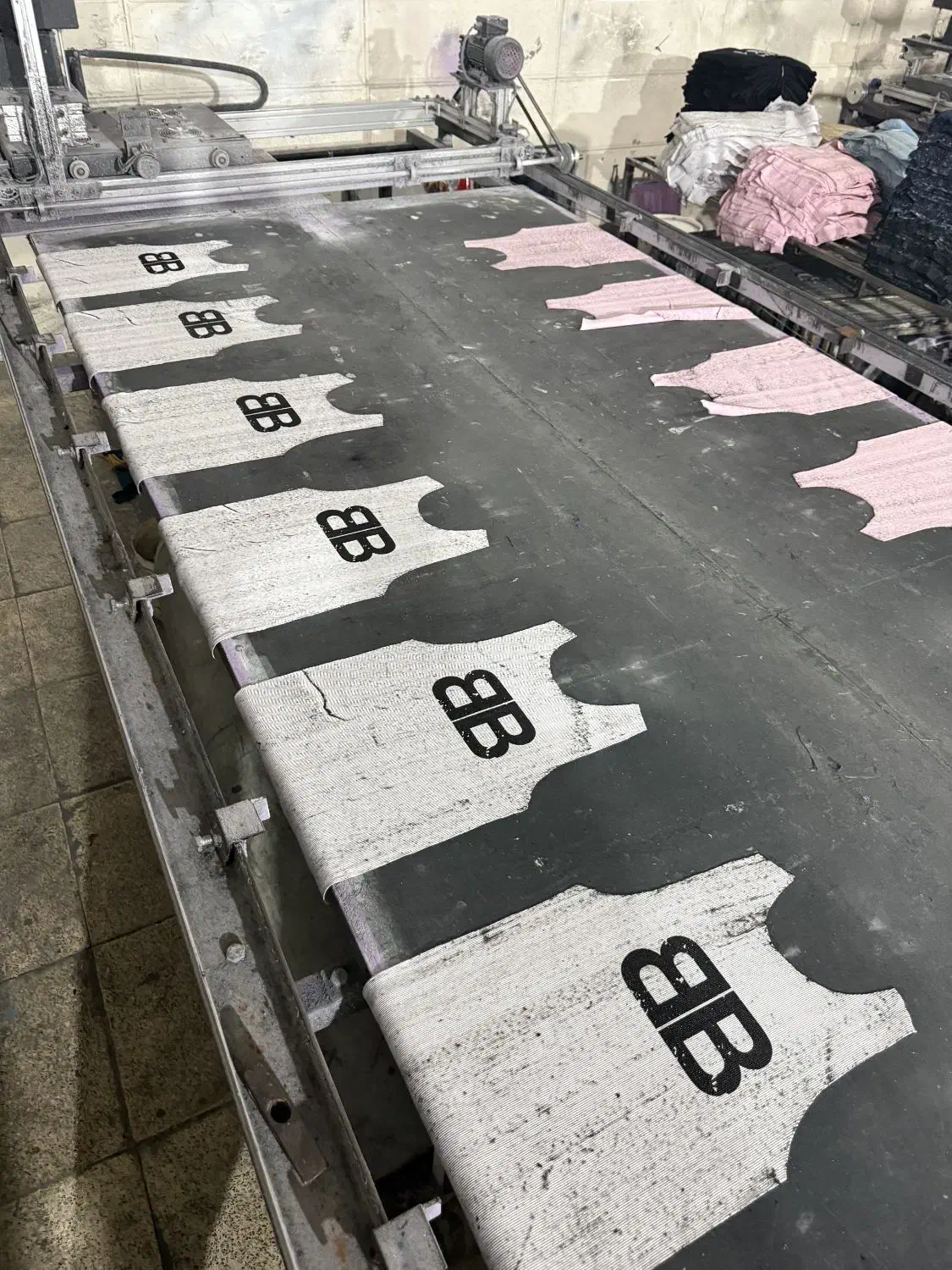 شابلون زن ماهر و کارگر ساده وسط کار|استخدام صنعتی، فنی، مهندسی|تهران, شهرک بعثت|دیوار