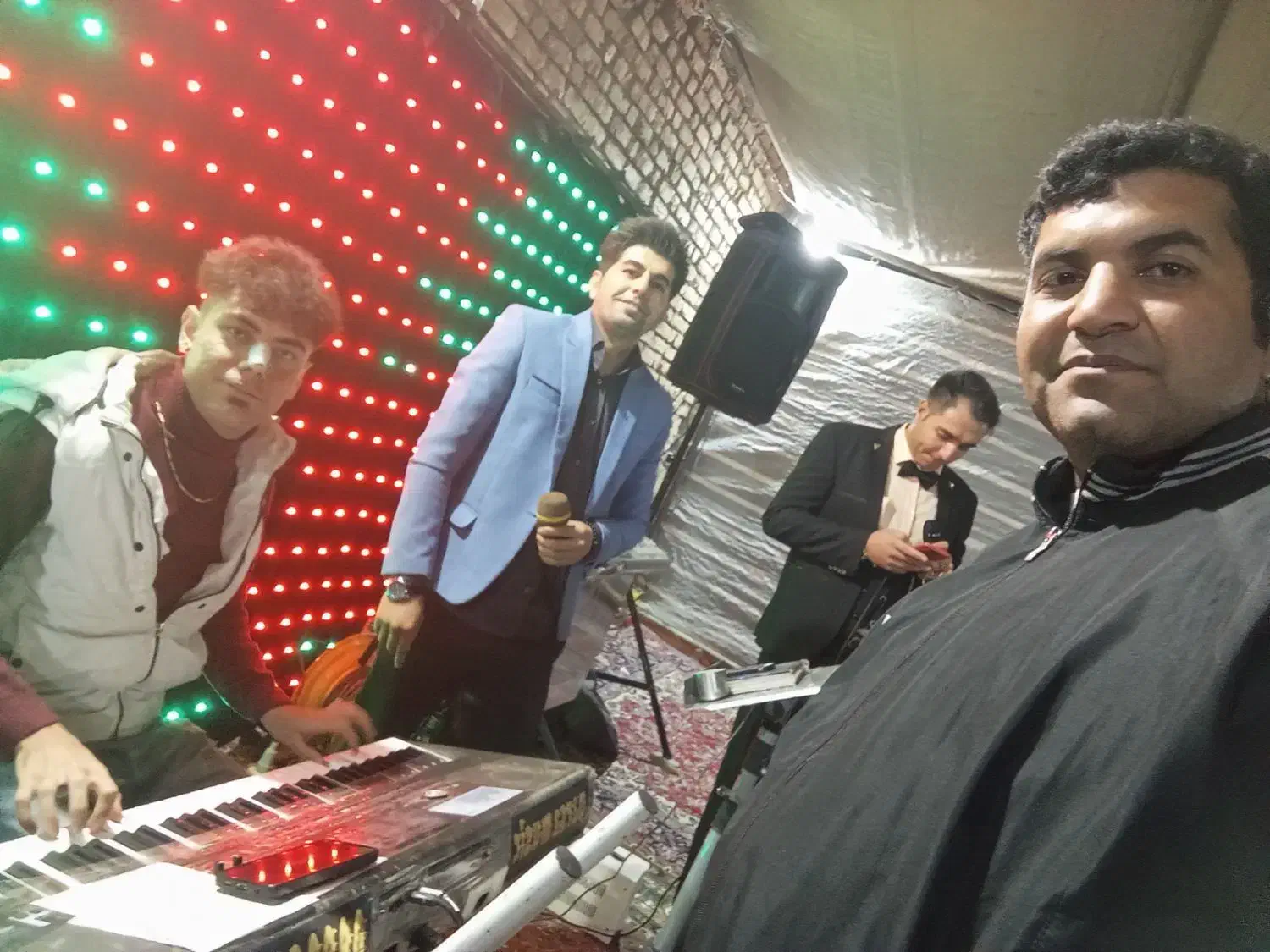 پرده ال ای دی|صوتی و تصویری|کیار, |دیوار