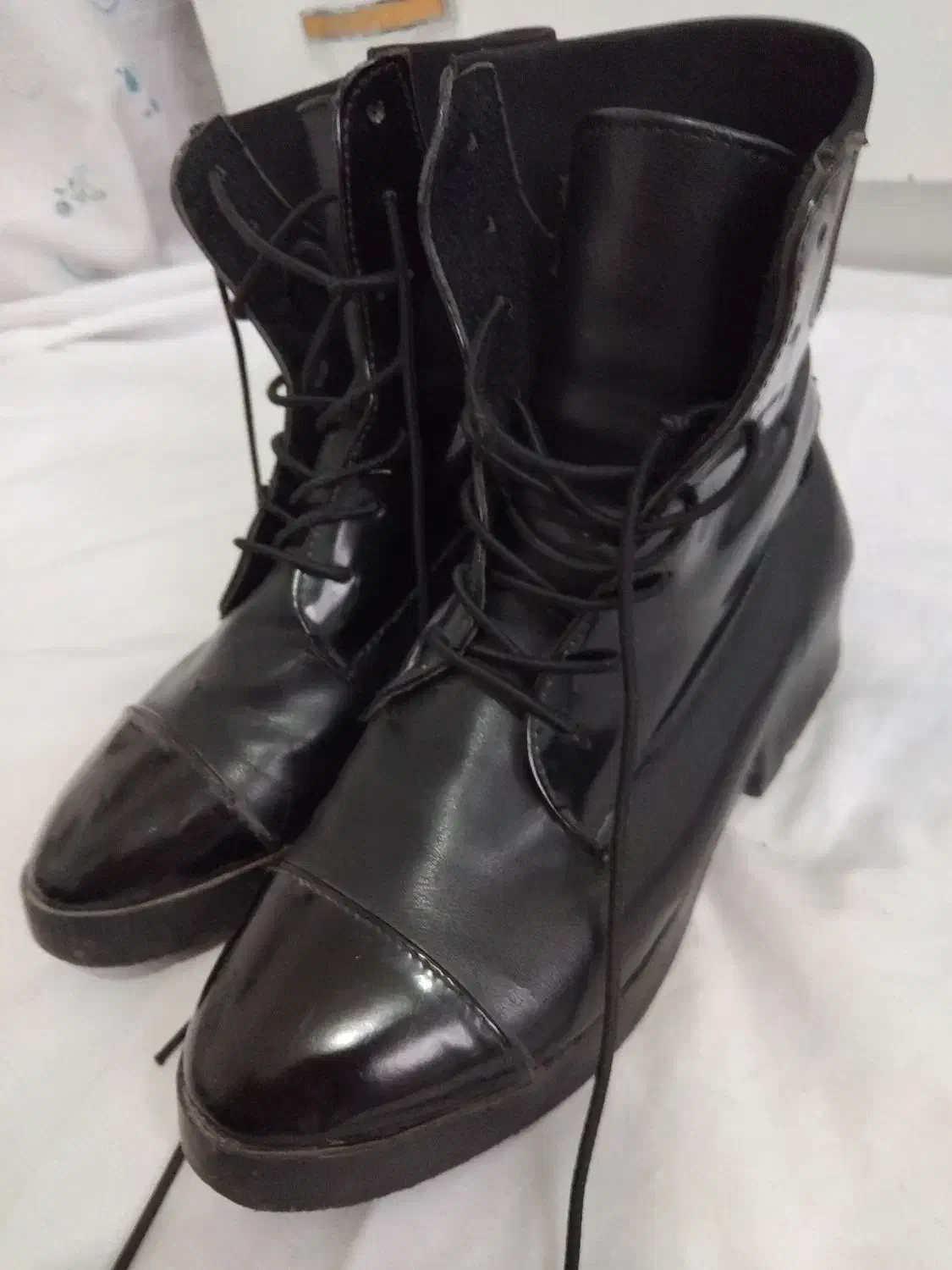 بوت زنانه مشکی چرم بنددار|کیف، کفش، کمربند|باغستان, |دیوار