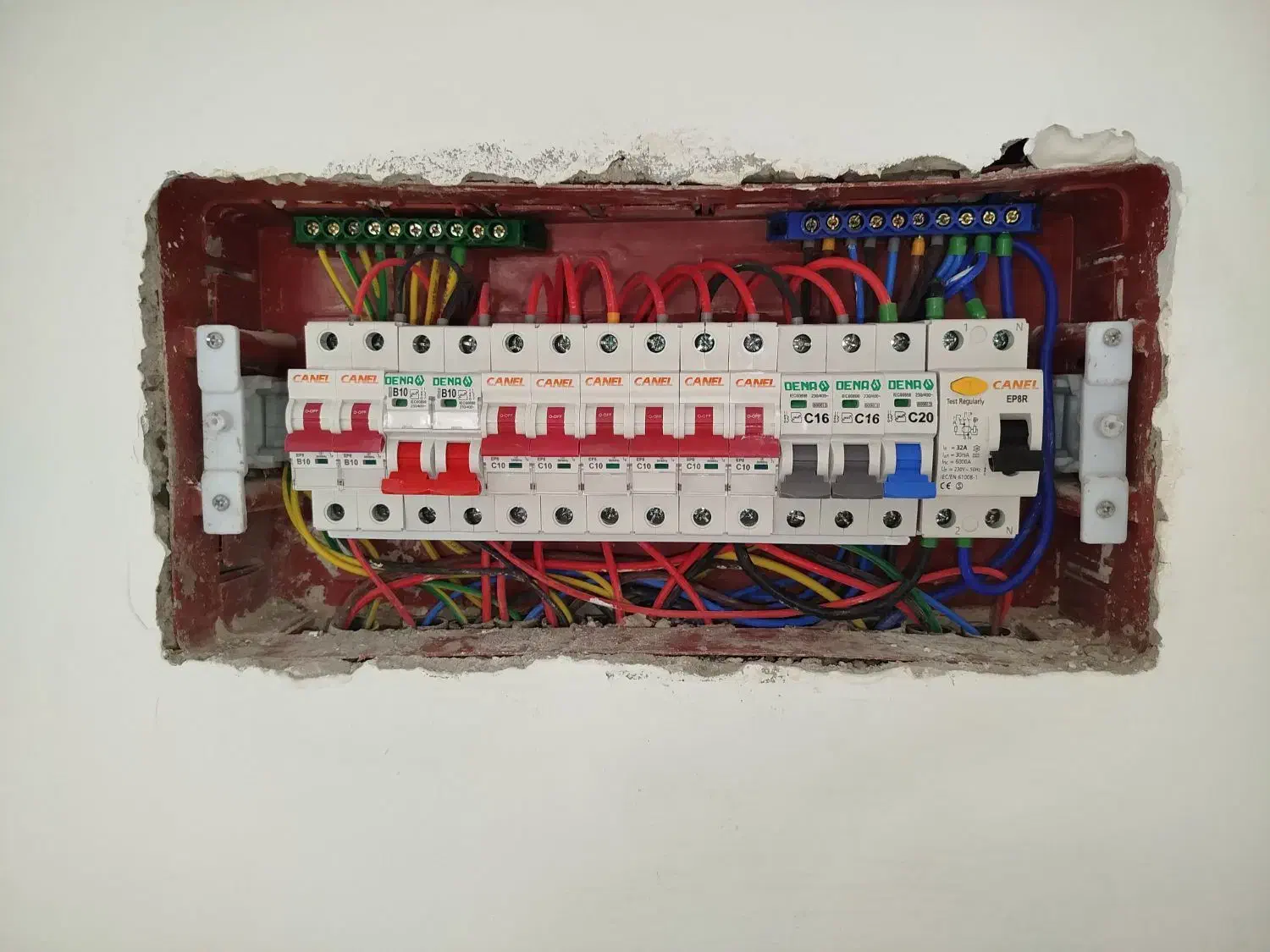 انجام کلیه کار های برقی|خدمات پیشه و مهارت|بندر انزلی, عباس آباد|دیوار