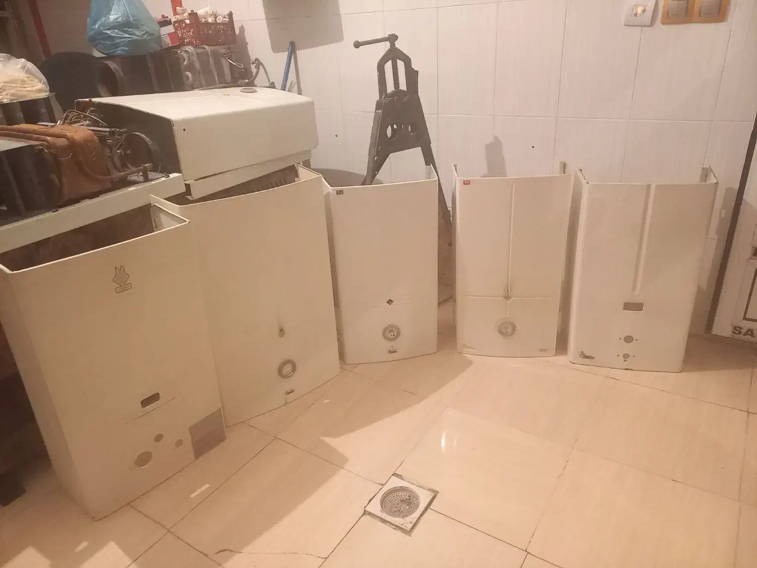 طرح تعویض آبگرمکن آکبند دیواری با کهنه|آبگرمکن، پکیج، شوفاژ|کرمانشاه, |دیوار