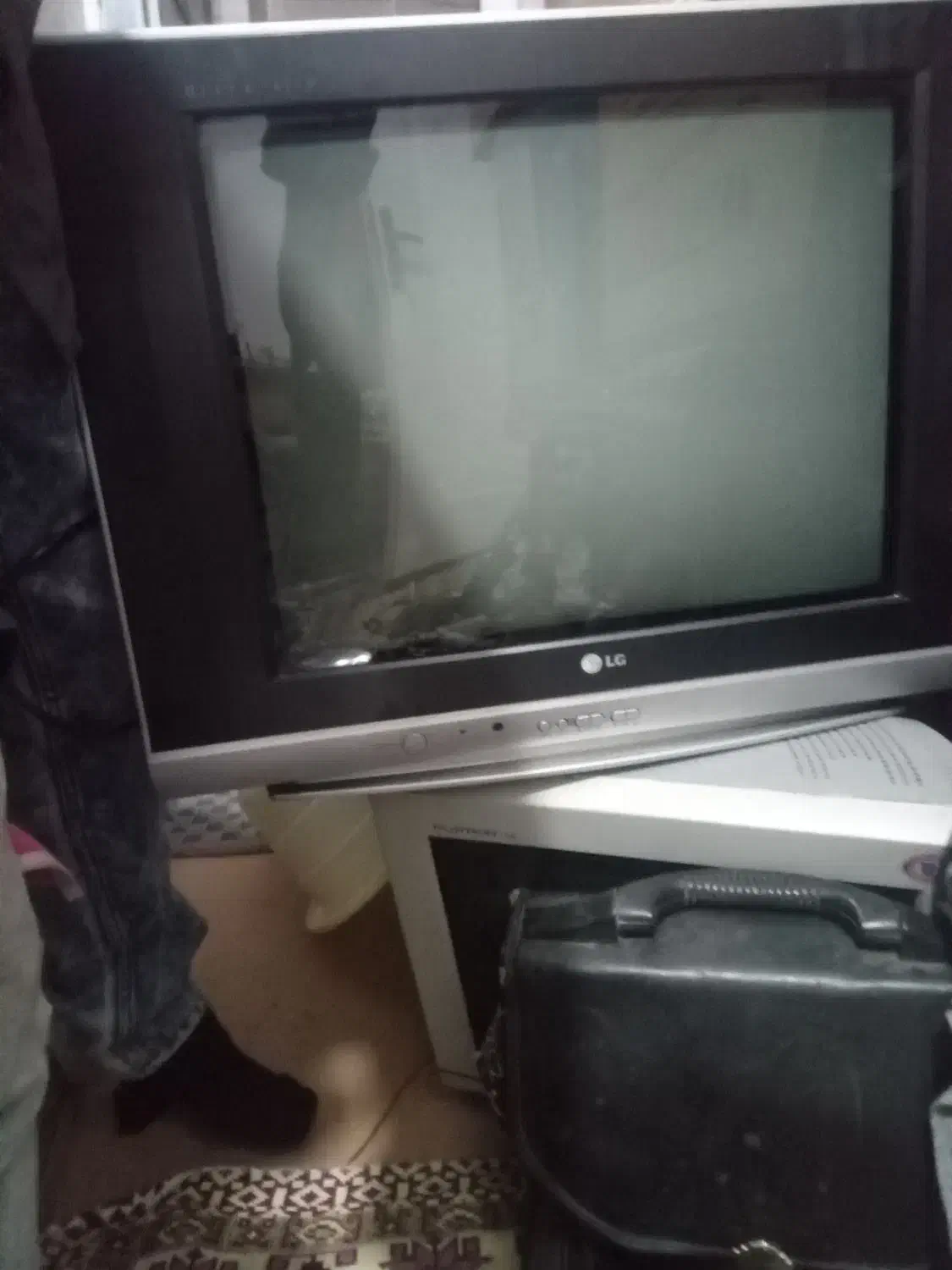 تلویزیون ومیز تلویزیون|تلویزیون و پروژکتور|محمدیه-قزوین, |دیوار