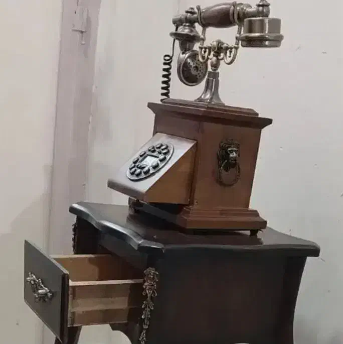 تلفن رومیزی چوبی کلاسیک بهمراه میز ایستاده کشو دار|تلفن رومیزی|کاشان, باغ ماجد|دیوار