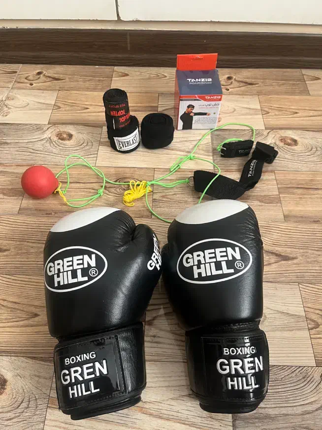 دستکش بوکس چرم طبیعی به همراه وسایل بوکس ( نو )|تجهیزات ورزشی|کرج, مهرویلا جنوبی|دیوار