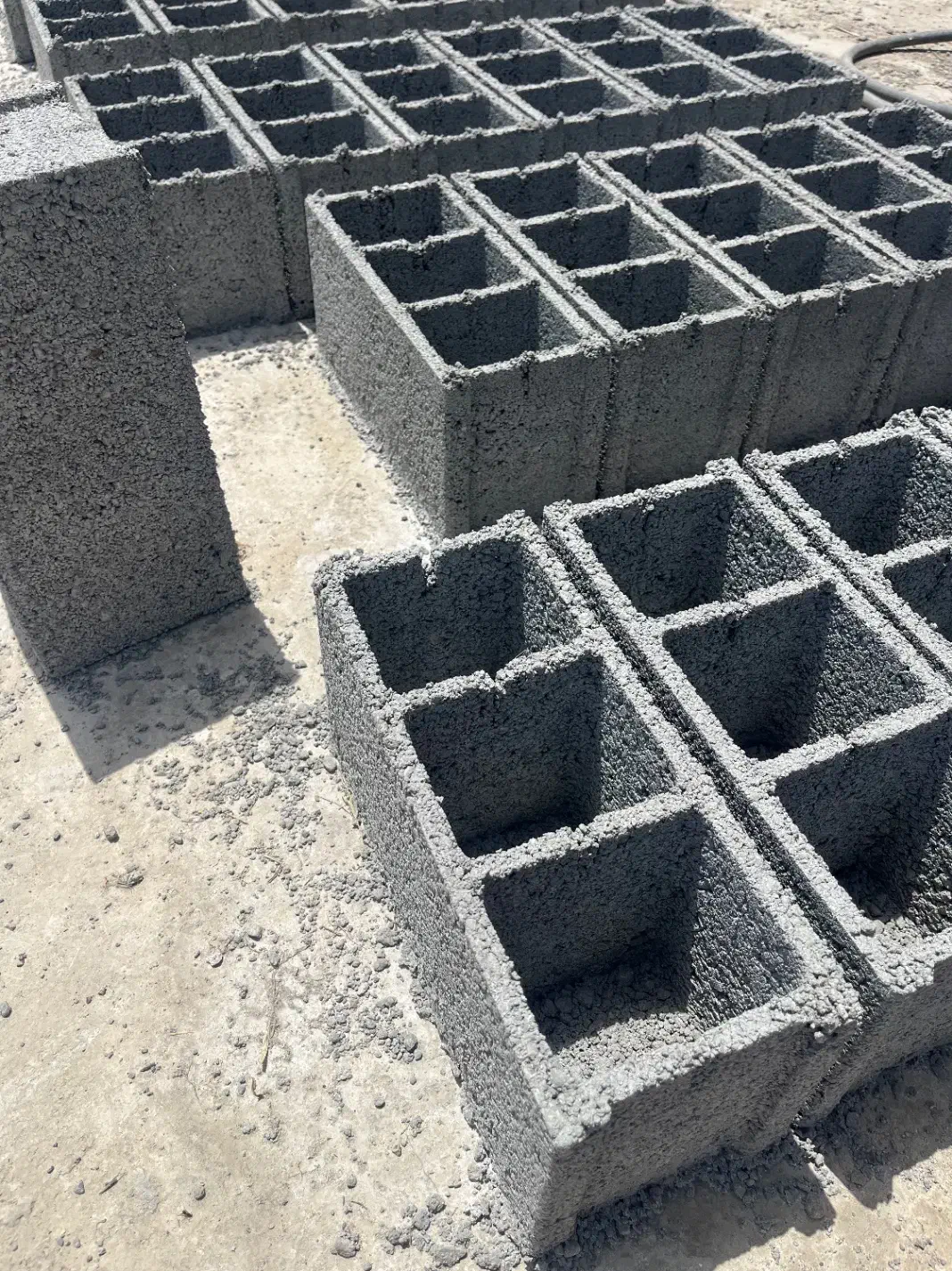 کارگر بلوک زن|خدمات پیشه و مهارت|امامزاده عبدالله, |دیوار