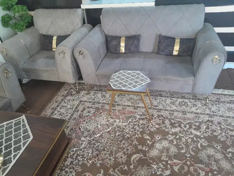 مبل طوسی همراه باجلو مبلی بزرگ ودوتامیز کوچک|مبلمان خانگی و میز عسلی|شاهین‌شهر, شهرک گلدیس|دیوار