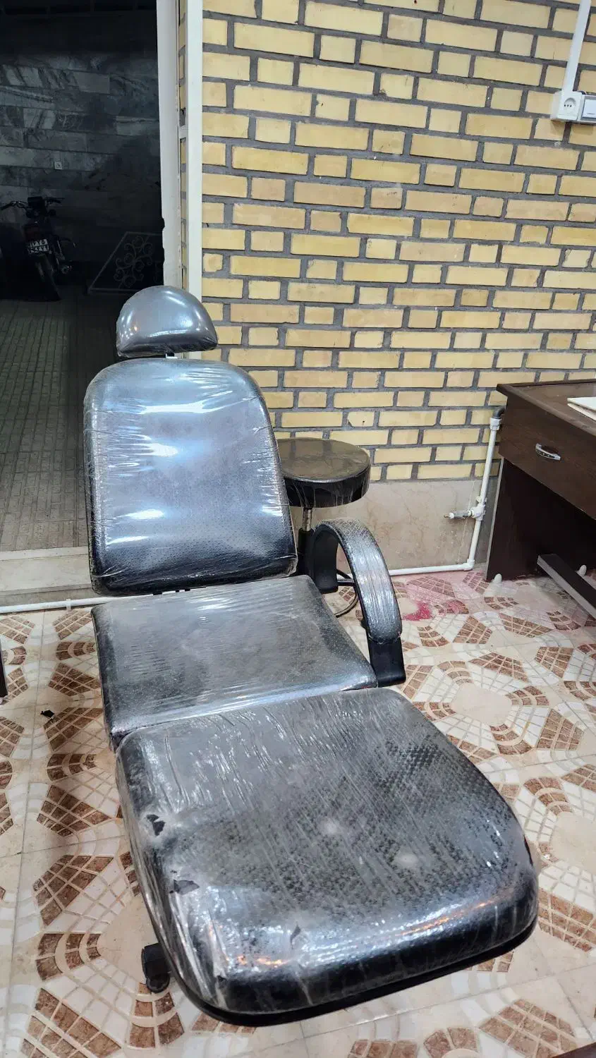 دکوراسیون و میز و صندلی آرایشگاه|آرایشگاه و سالن‌های زیبایی|بادرود, |دیوار