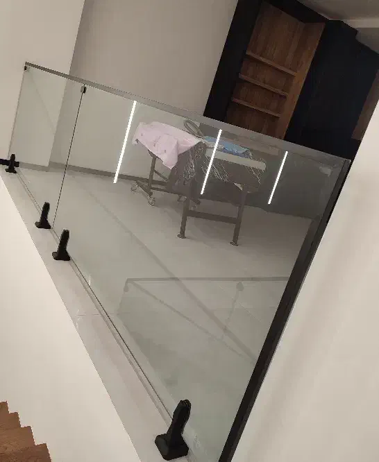 نرده شیشه ای لمینت و دکوراسیون داخلی|خدمات پیشه و مهارت|رشت, شهرک صبا|دیوار