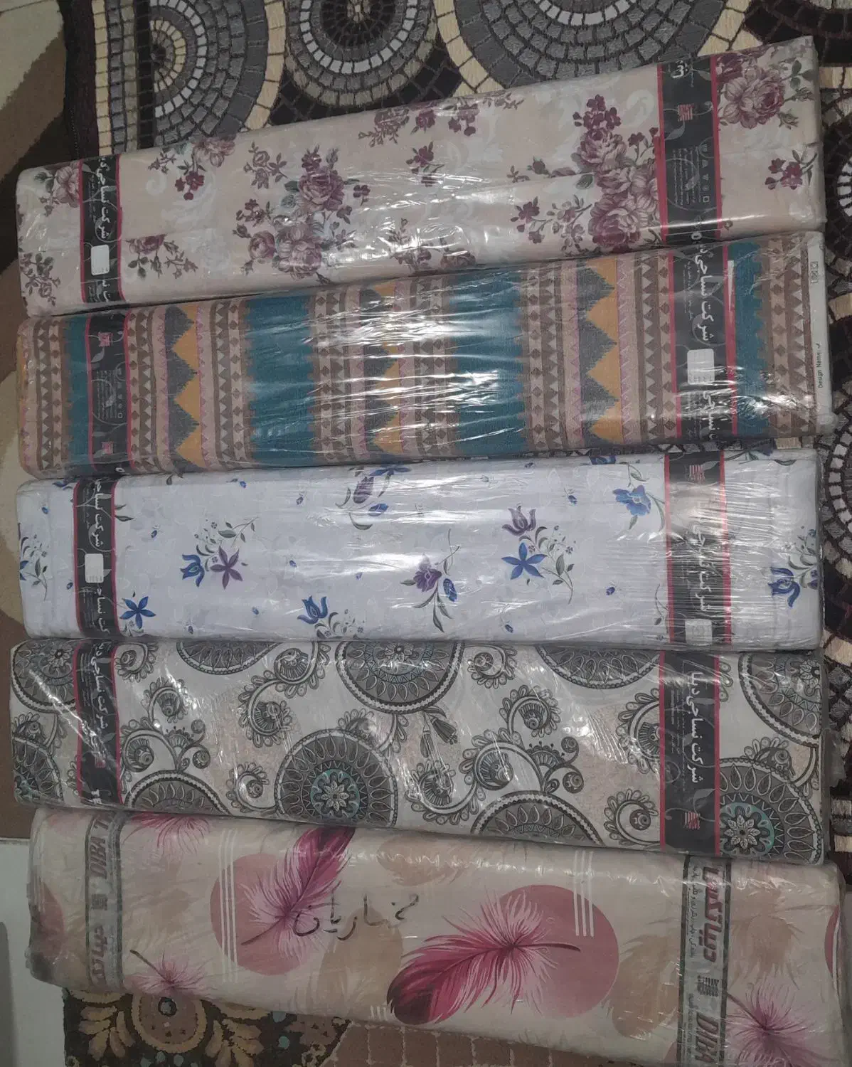 تعدادی ملافه ای اعلا رو رو تشکی روبالشی رو تختی|رختخواب، بالش، پتو|قزوین, |دیوار