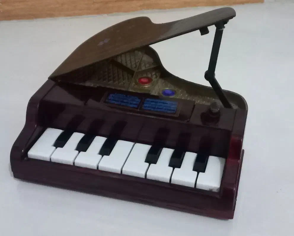 عروسک دختر پیانو اسباب بازی قدیمی|اسباببازی بچه|تهران, جیحون|دیوار