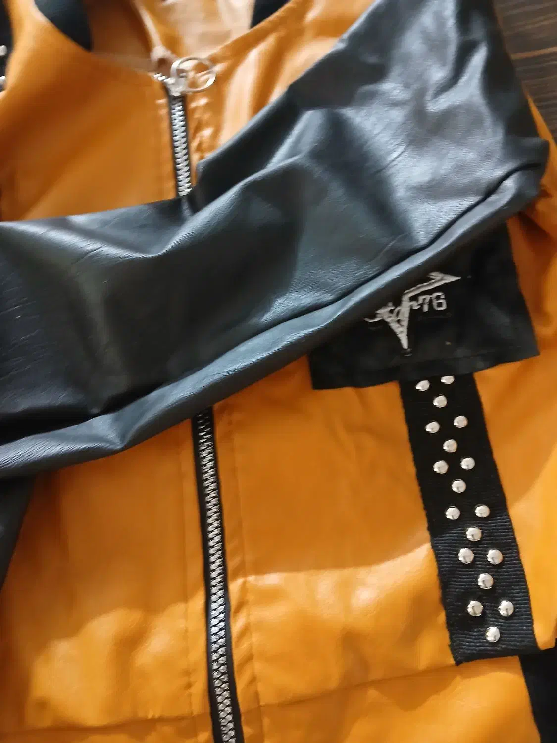 کاپشن چرم مناسب سن  ۶ تا ۸ سال|کفش و لباس بچه|اسلام‌شهر, شهرک قائمیه|دیوار