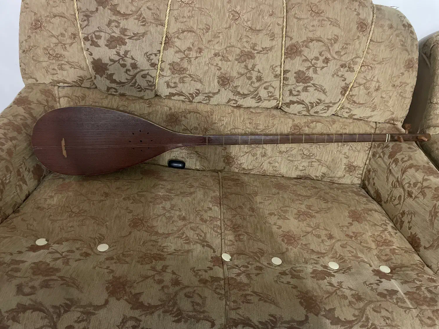 تنبور|سازهای سنتی|نوشین شهر, |دیوار