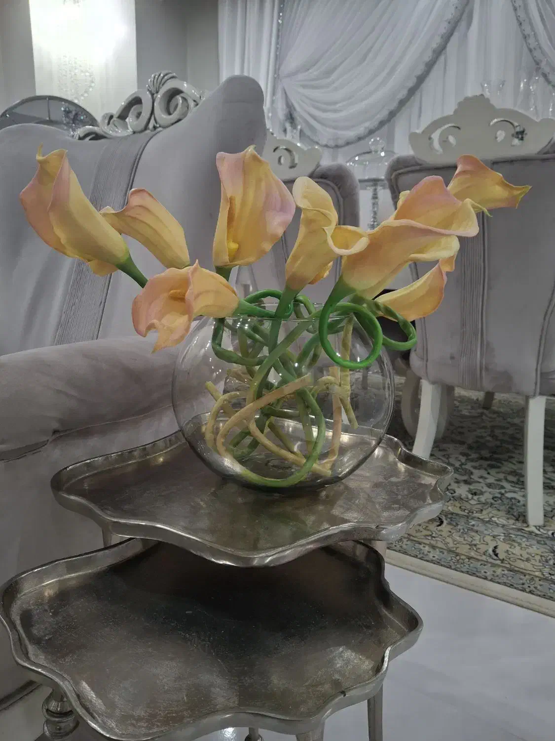 گلدان گرد شیشه ای و گل|گل مصنوعی|کرج, دهقان ویلا|دیوار