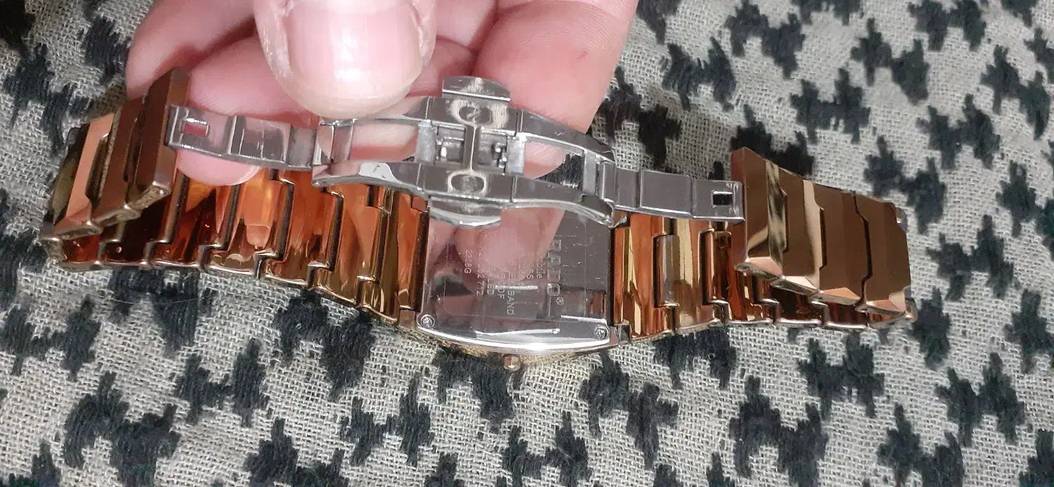 ساعت رادو|ساعت|قم, آذر (نکویی)|دیوار