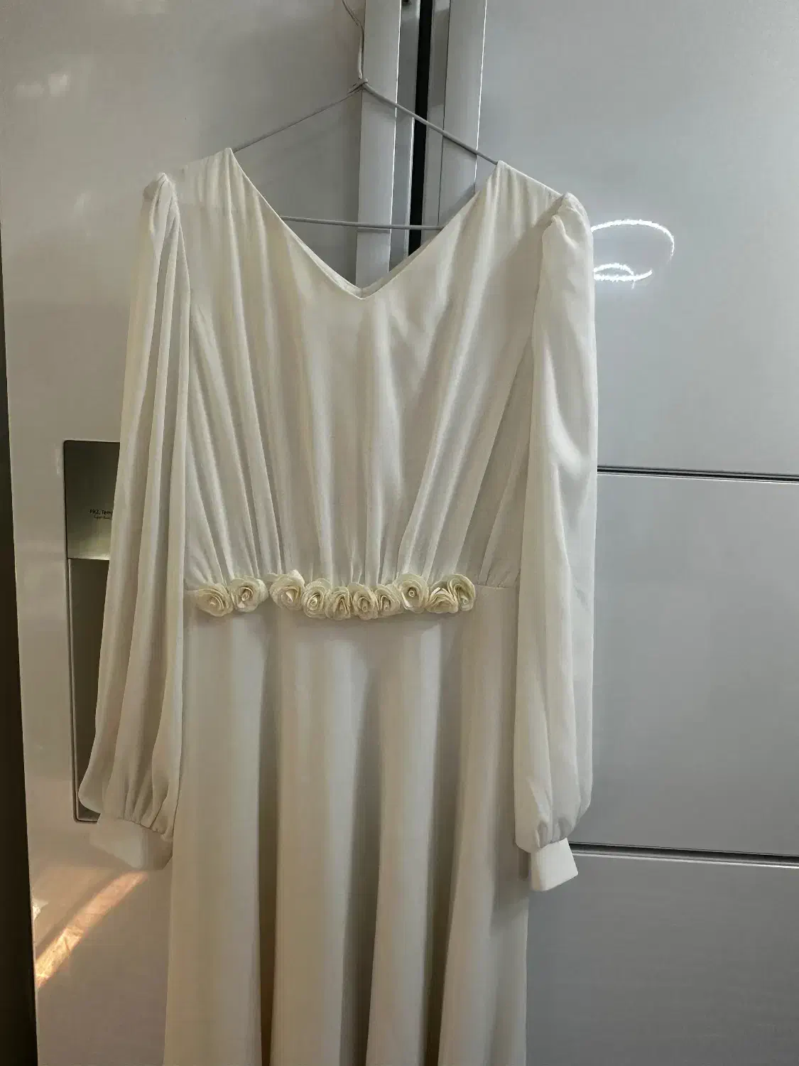 پیراهن بلند سفید|لباس|رشت, رشتیان|دیوار