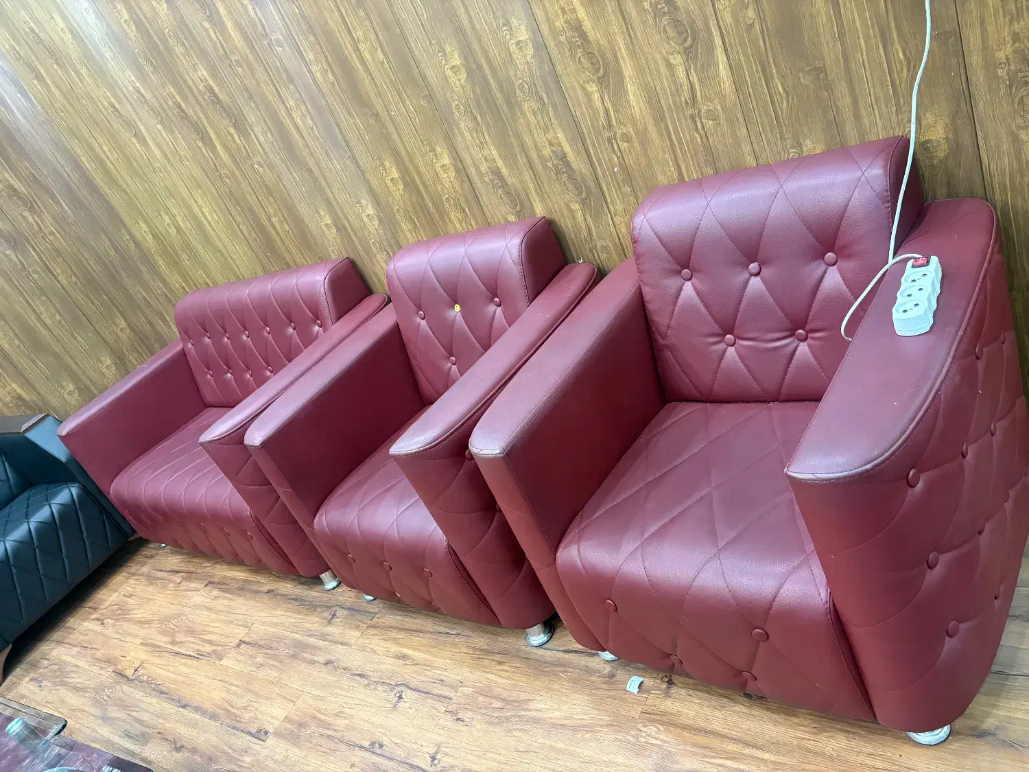 مبلمان و میز جلو مبلی چرم آلبالویی ۵ تومان|مبلمان خانگی و میز عسلی|رشت, پل تالشان|دیوار