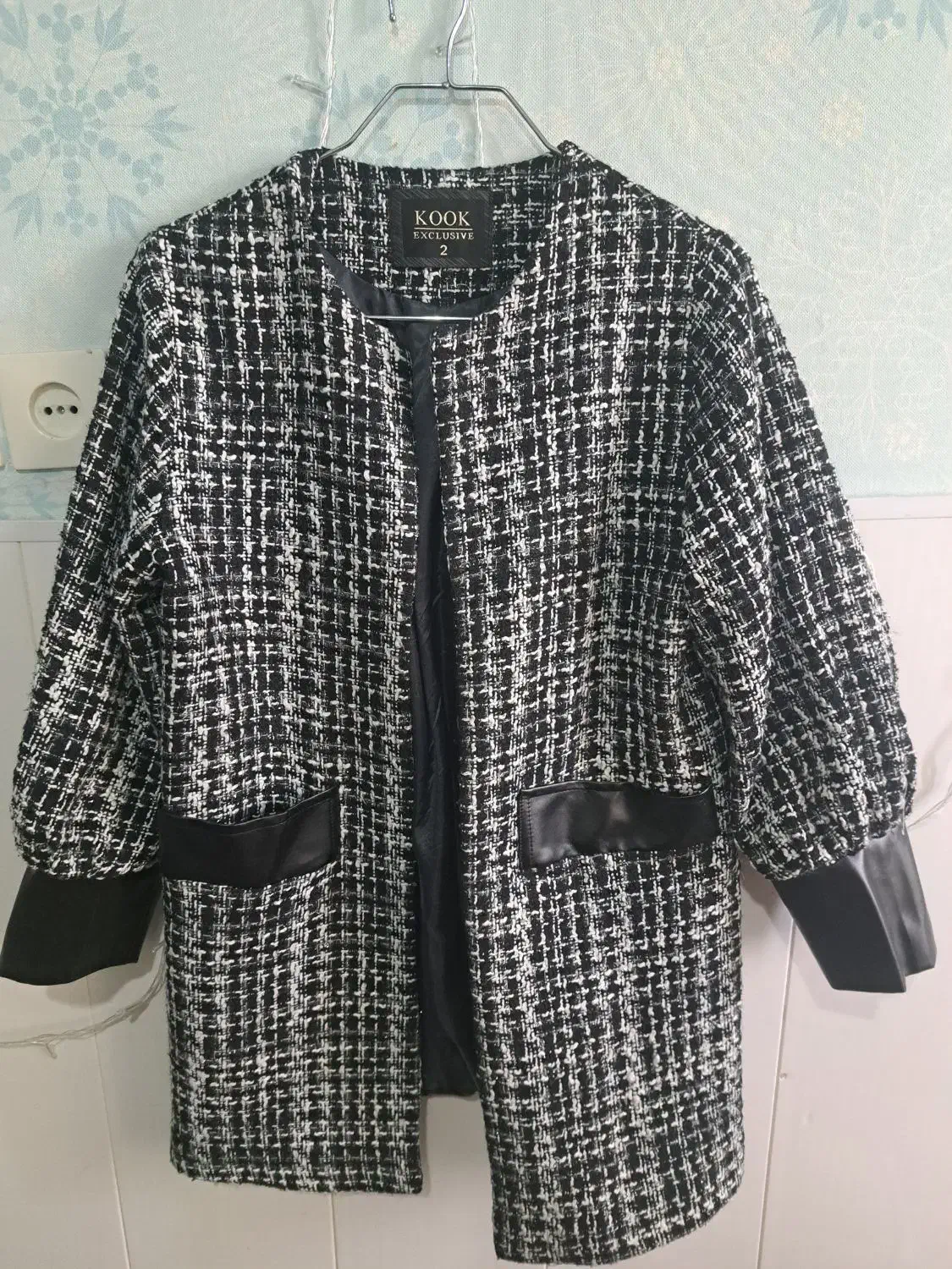 دو عدد پالتوی پاییزی|لباس|گرمی, |دیوار