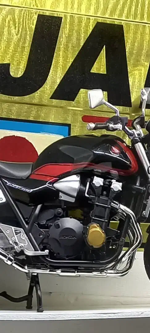 ماکت موتور سی بی ۱۳۰۰ مدل ۲۰۱۶|کلکسیون و سرگرمی|تهران, فلسطین (میدان انقلاب)|دیوار