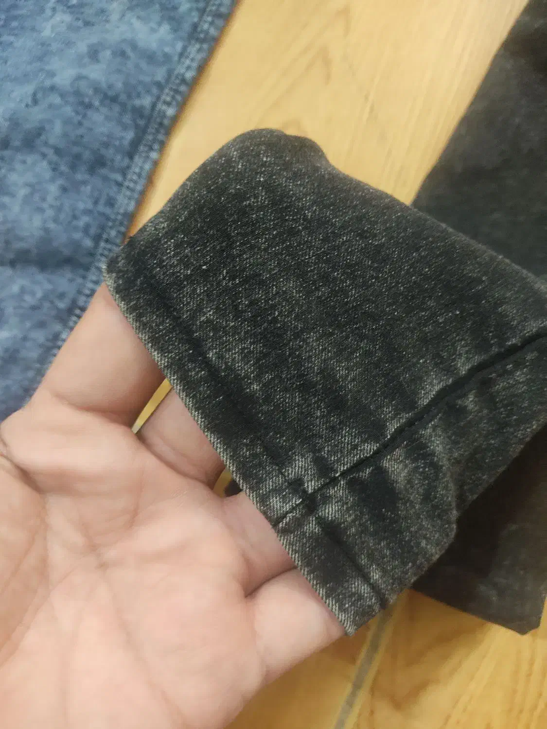 تعدادی لباس به علت جمع آوری مغازه|لباس|رشت, بازار|دیوار