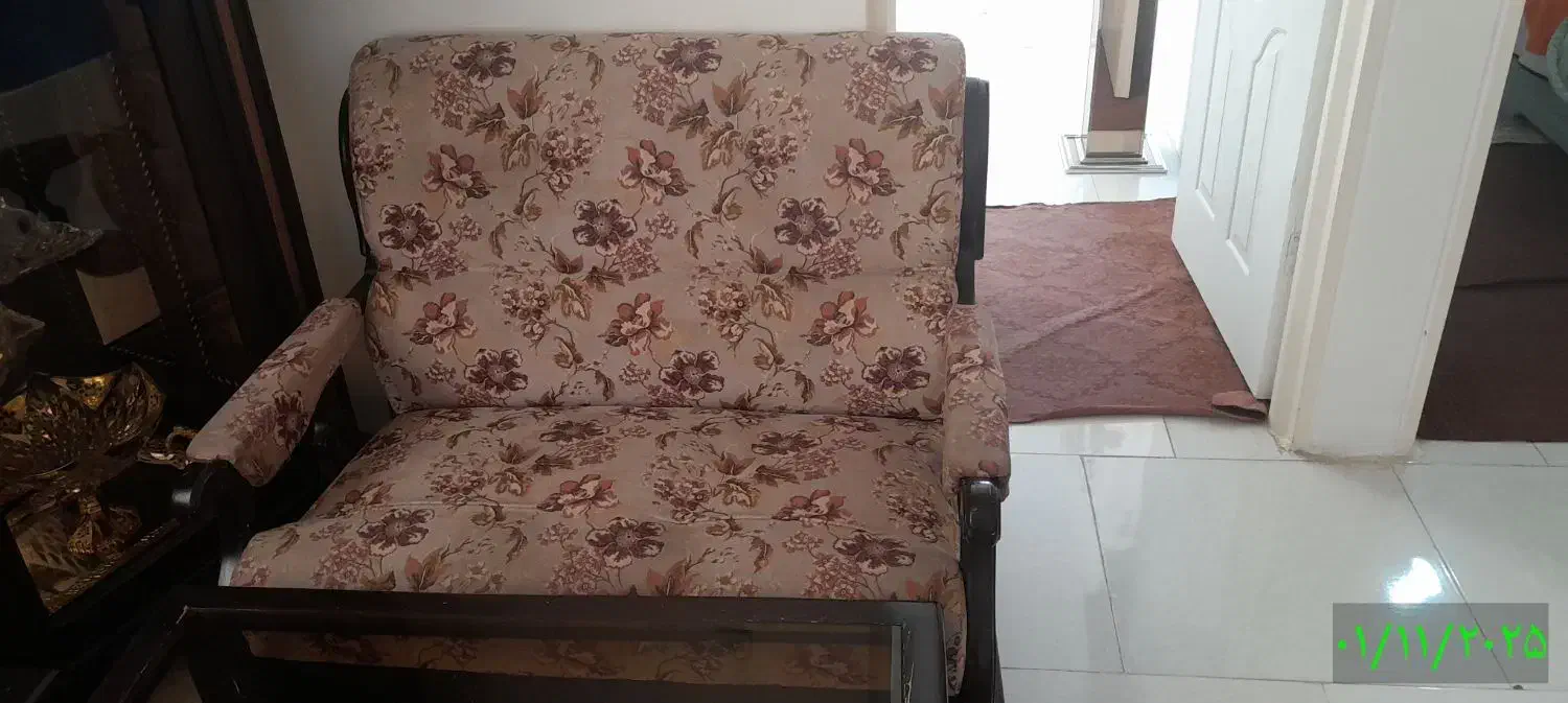 مبل راحتی قدیمی به همراه جلو مبلی|مبلمان خانگی و میز عسلی|دماوند, مسکن مهر گیلاوند|دیوار