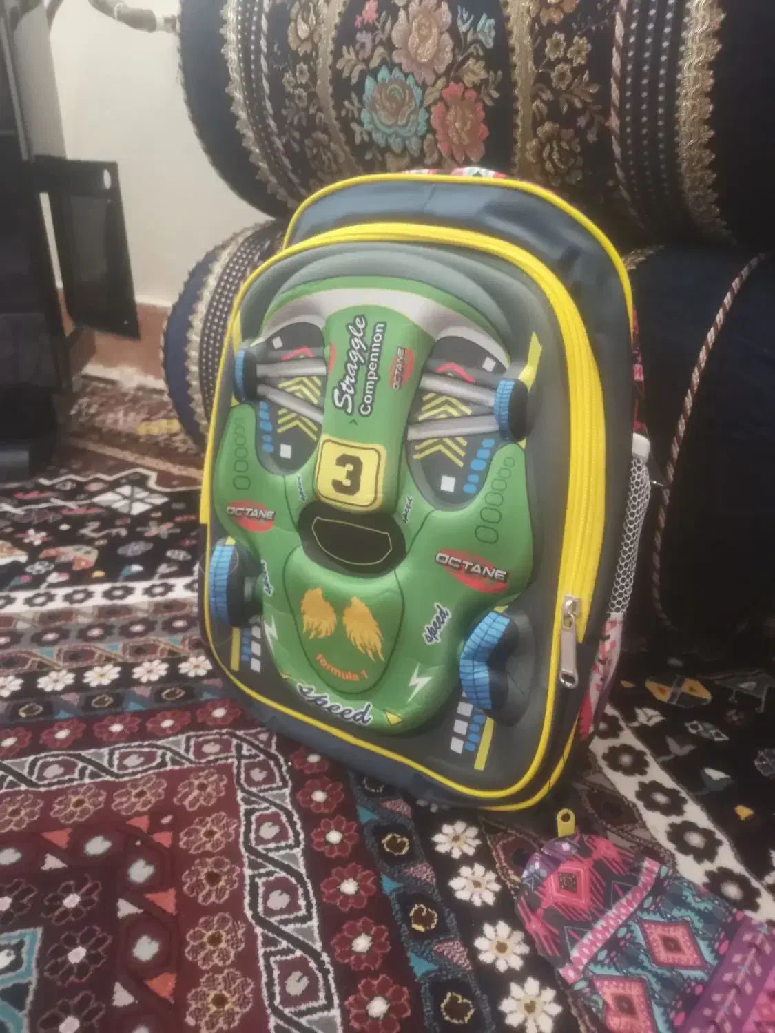 کیف مدرسه|کیف، کفش، کمربند|صدرا-فارس, فاز ۲|دیوار