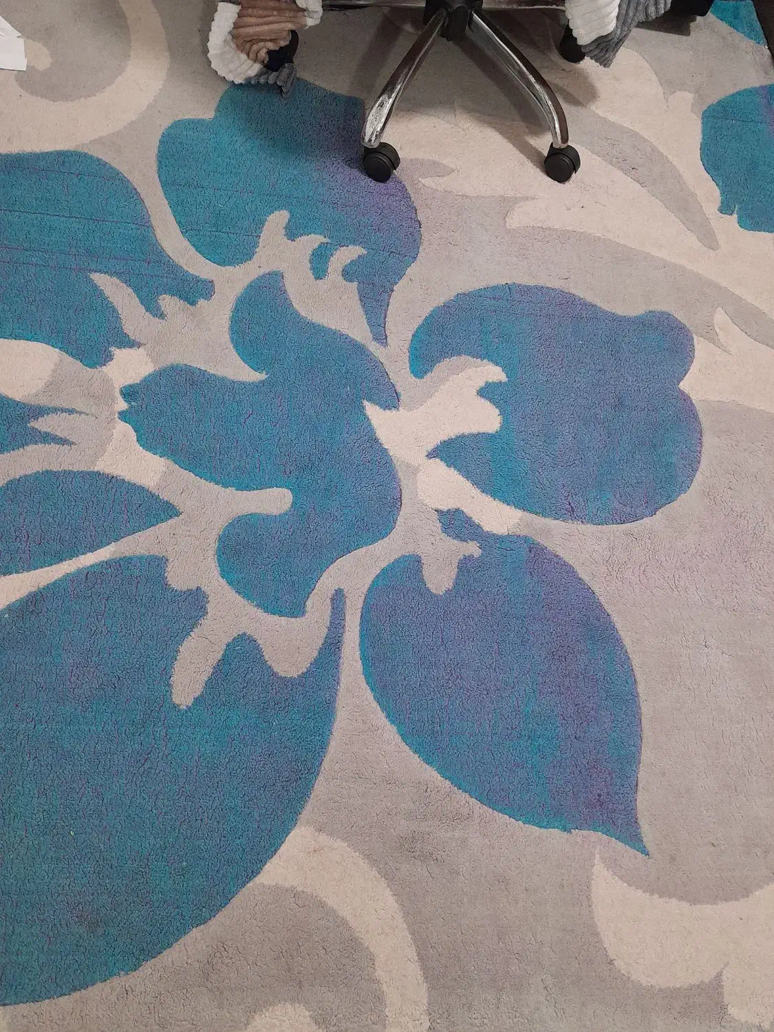 فرش فانتزی ۲عدد و فرش قرمز ۳عددبه فروش میرسد|فرش|لنگرود, |دیوار