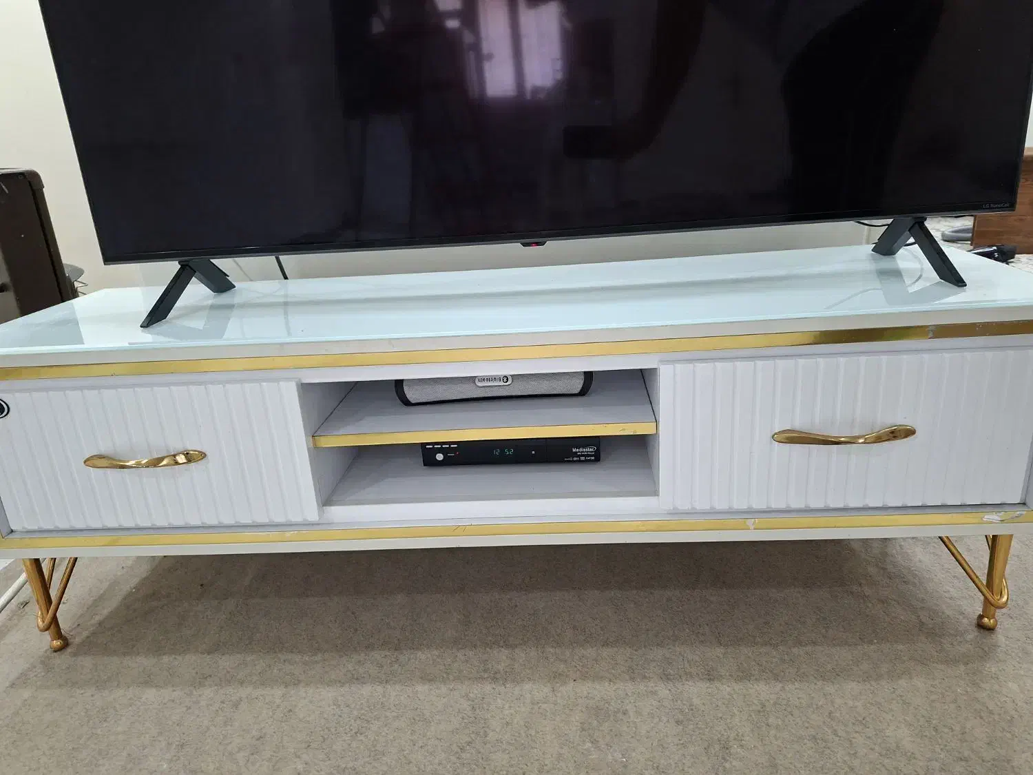 میز تلوزیون|میز تلویزیون|اندیشه, اندیشه فاز ۱|دیوار